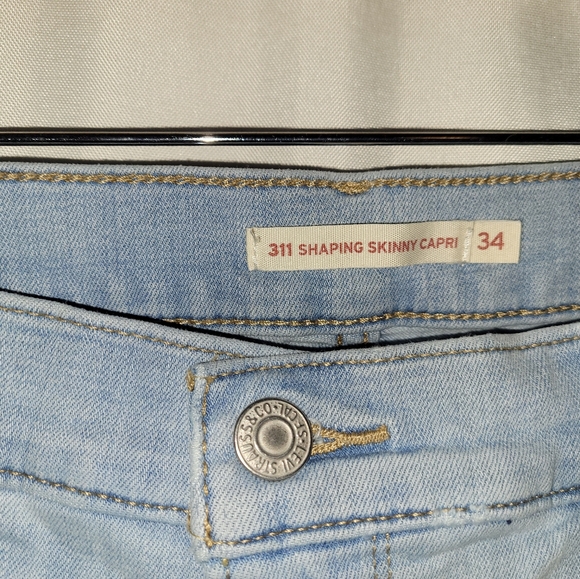 Levi's 311 Capris - Picture 4 of 4